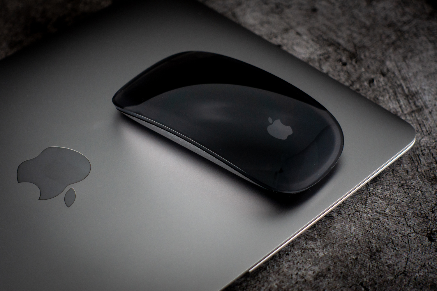 Magic Mouse2 スペースグレイ｜世界一MacBookに似合う漆黒のマジック 