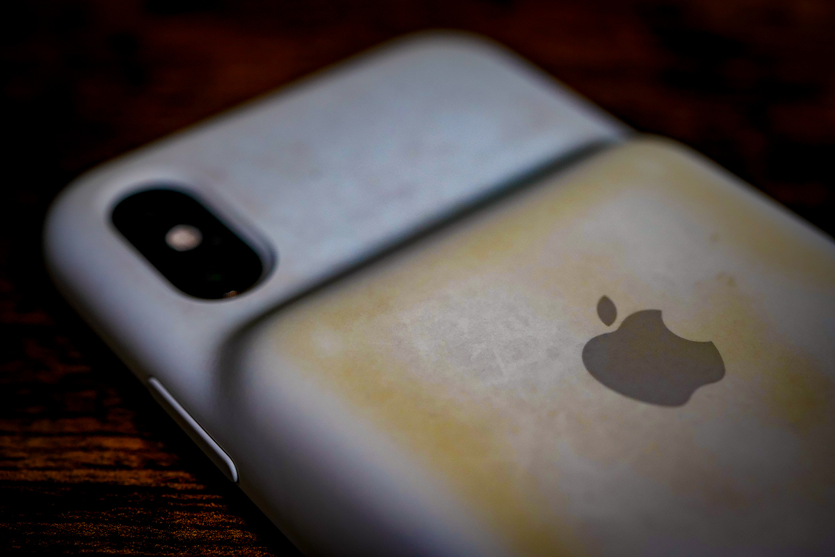 Iphone Xs Apple純正 Smart Battery Case の白は買ってはいけない 残念レビュー 1clickr Com